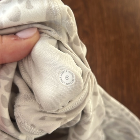 Double lined limited edition Lululemon leggings - Picture 4 of 4